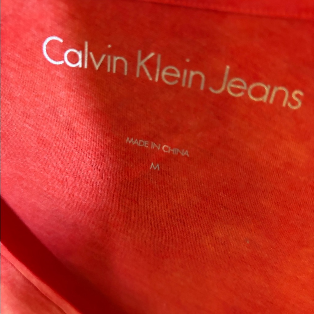 Calvin Klein Jeans Coral Tie-Dye V-Neck Top - Picture 2 of 2